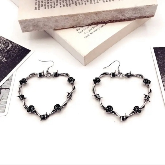 Romantic Punk Gothic Heart-Shaped Dangle Earrings - Picture 5 of 6